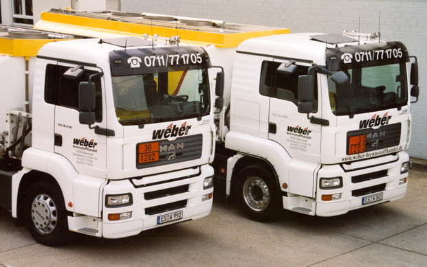 Zwei Tanklaster der Weber Brennstoffhandel GmbH von oben